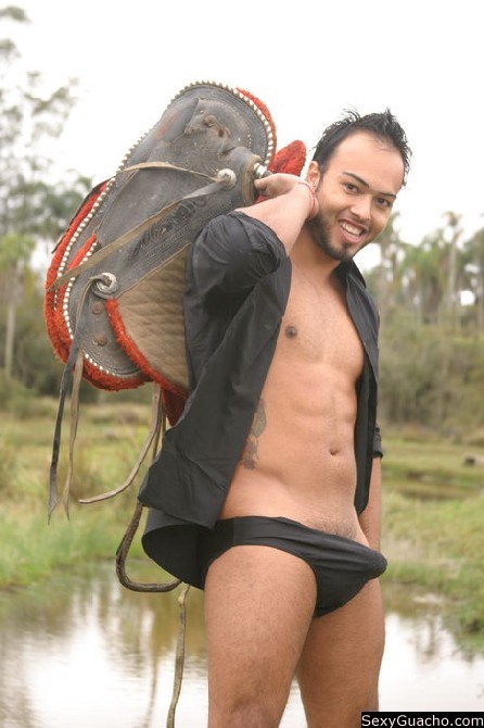 Un nudista latino amante de la naturaleza va de excursión y se detiene cerca de un estanque
 #76898398