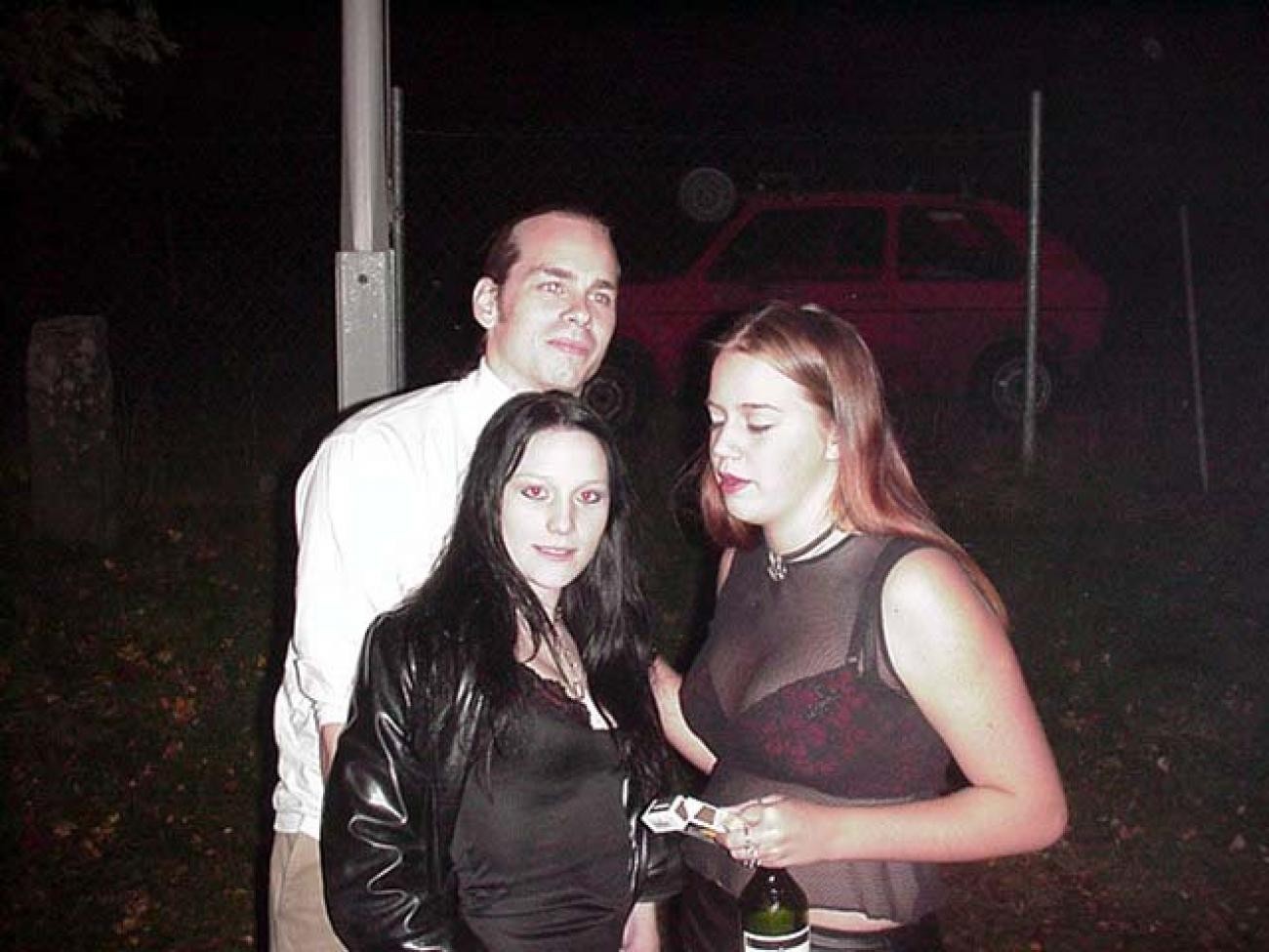 Zerschmetterte Gothic-Babes auf einer Party, die wild und ungezogen werden
 #77133923
