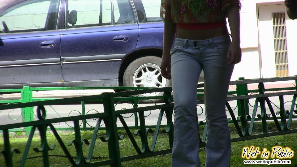 Questa pisciatrice in pubblico non può nascondere una grande macchia bagnata sui suoi jeans
 #78594439