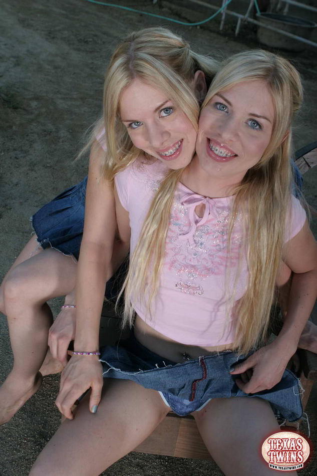 双子の巨乳18歳姉妹が屋外でデミンパンティを落とす
 #78645678