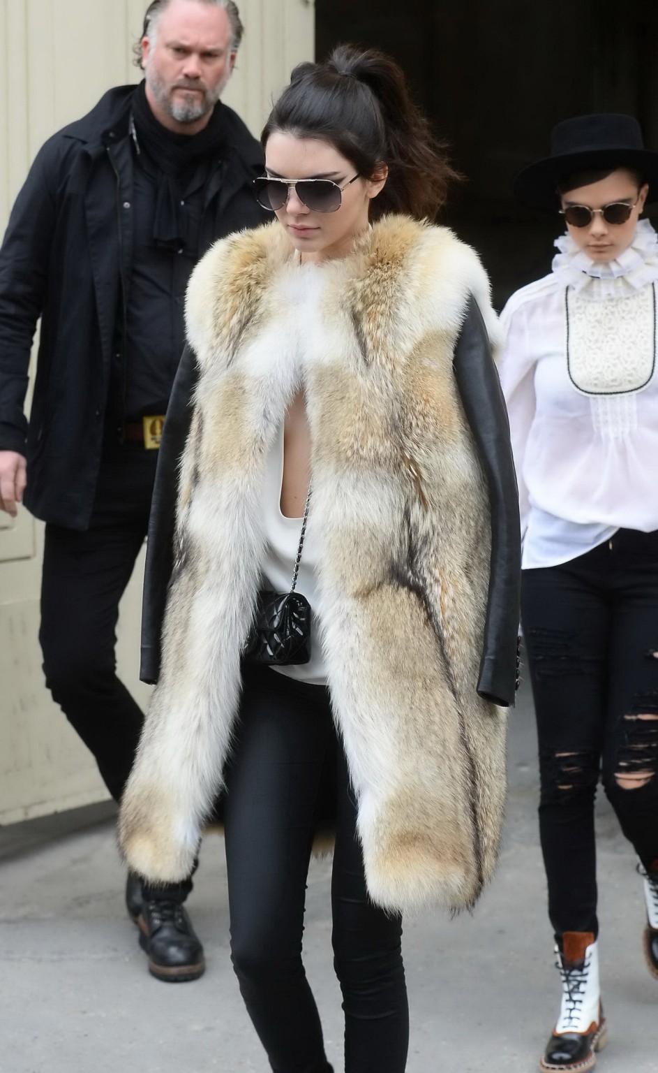 Kendall jenner senza reggiseno mostra un'enorme scollatura mentre lascia la sfilata di moda di Chanel
 #75170271