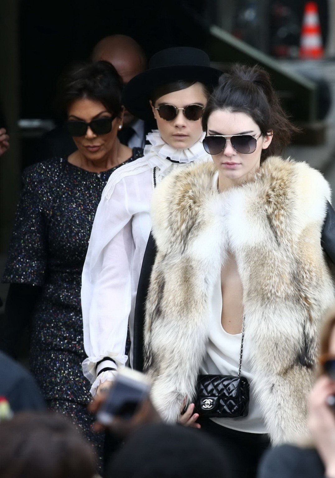 Kendall jenner senza reggiseno mostra un'enorme scollatura mentre lascia la sfilata di moda di Chanel
 #75170299