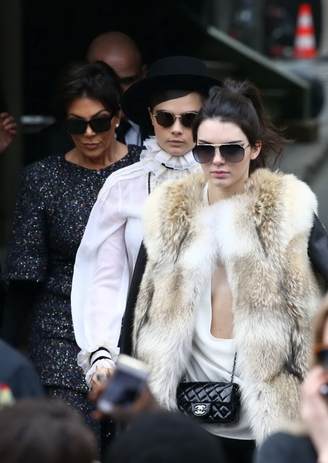 Kendall jenner senza reggiseno mostra un'enorme scollatura mentre lascia la sfilata di moda di Chanel
 #75170307