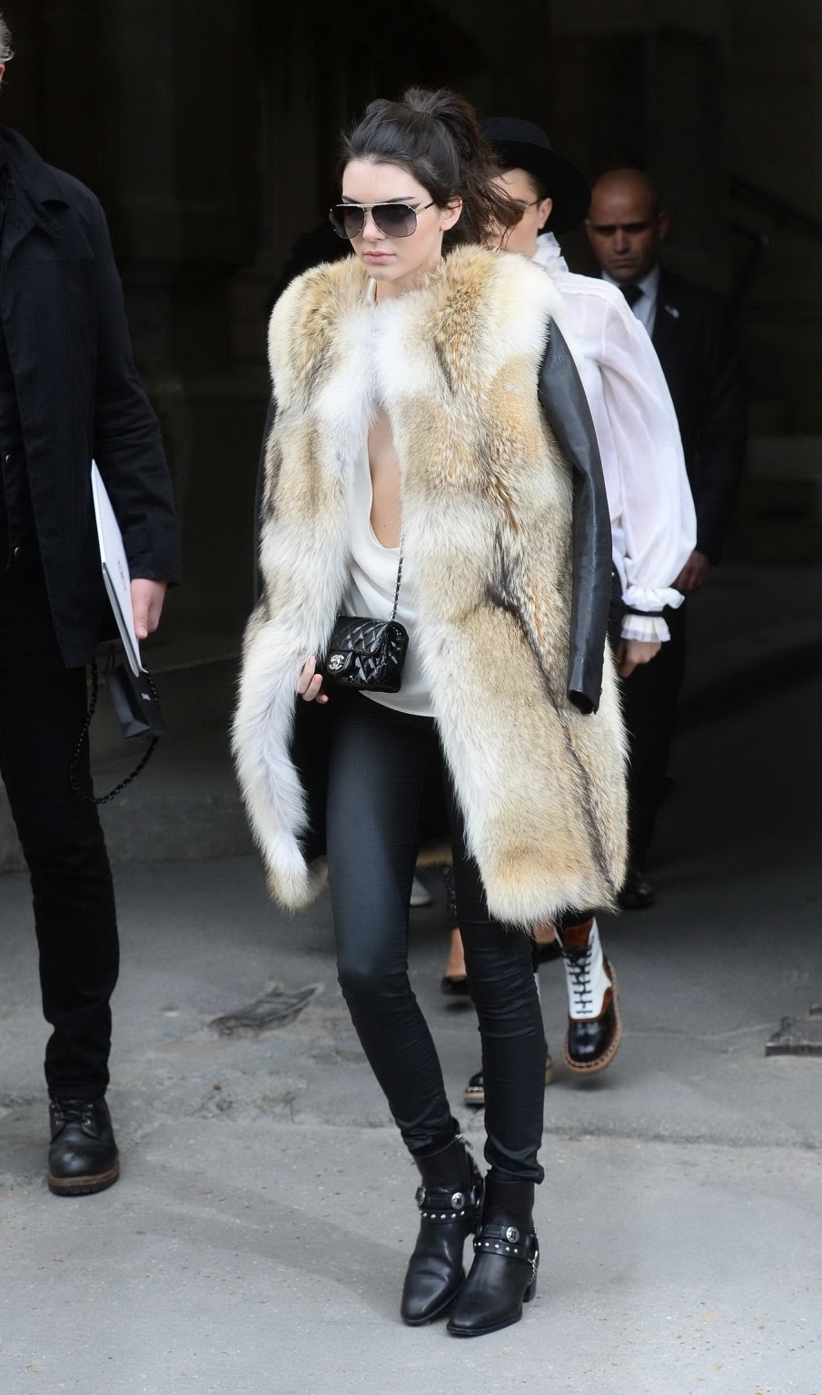 Kendall jenner senza reggiseno mostra un'enorme scollatura mentre lascia la sfilata di moda di Chanel
 #75170322