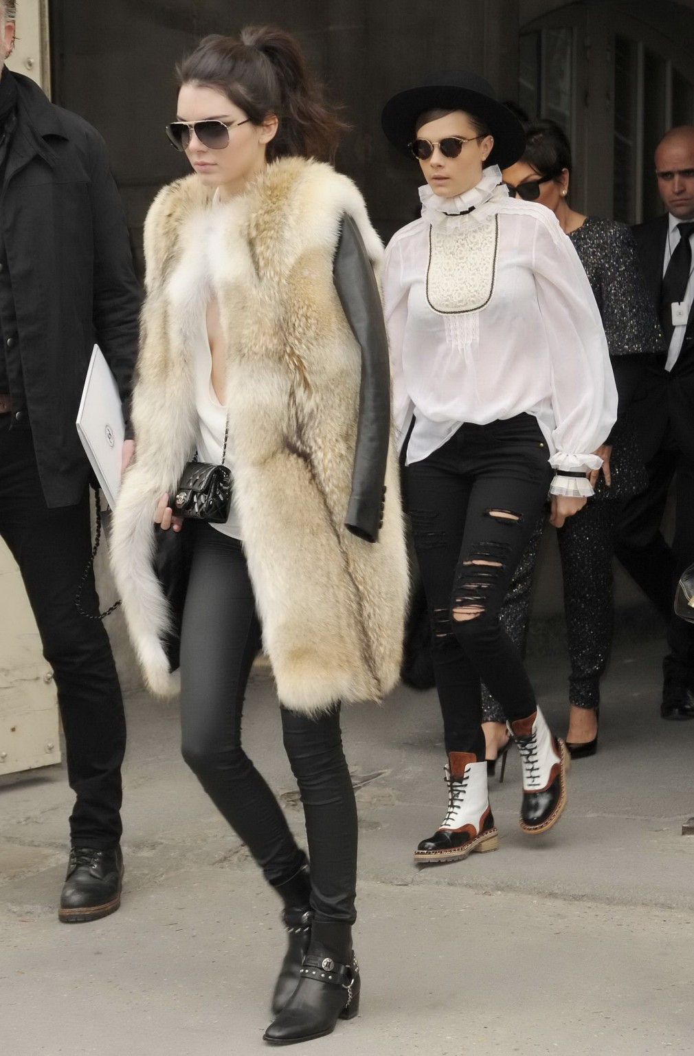 Kendall jenner senza reggiseno mostra un'enorme scollatura mentre lascia la sfilata di moda di Chanel
 #75170378
