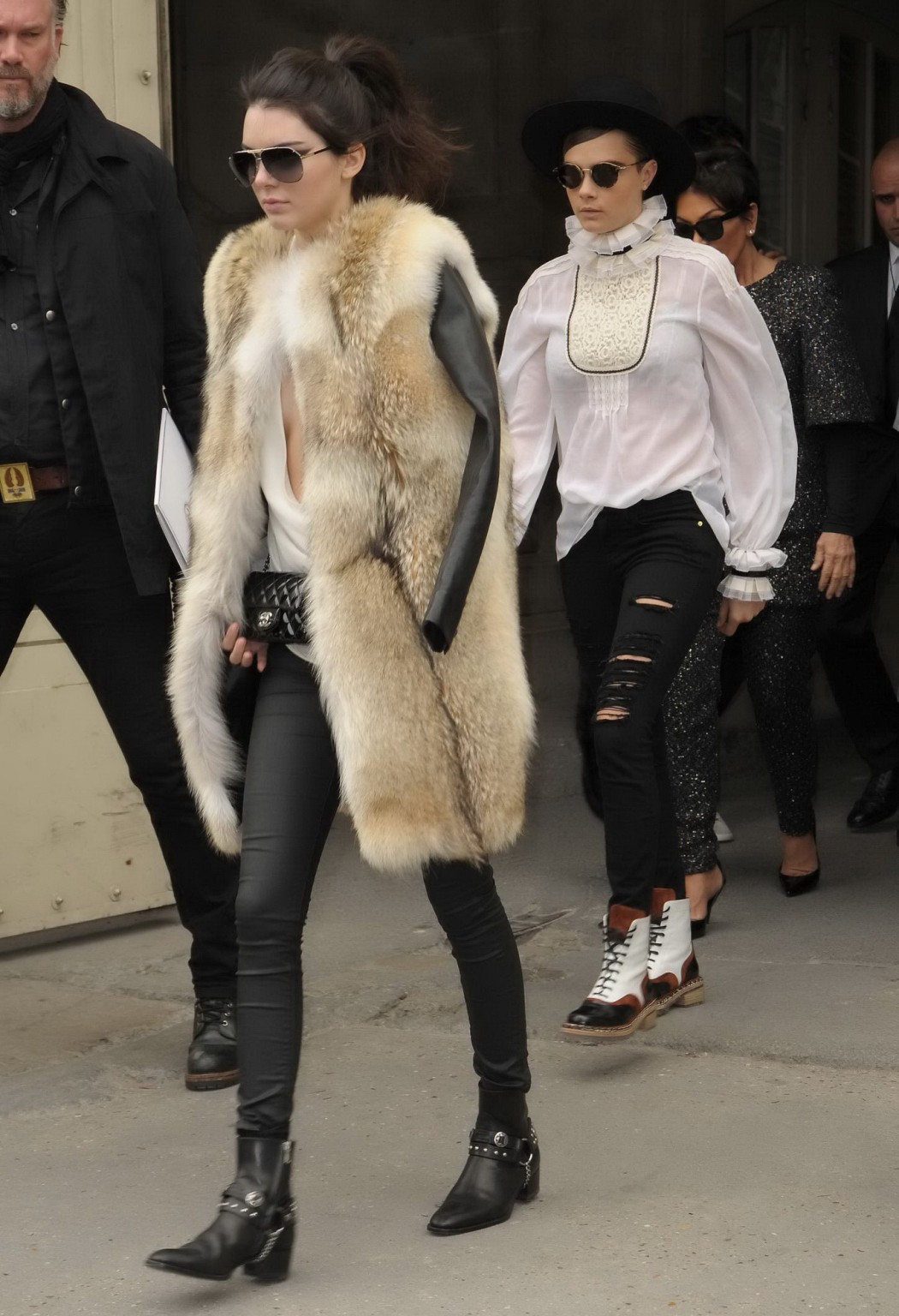 Kendall jenner senza reggiseno mostra un'enorme scollatura mentre lascia la sfilata di moda di Chanel
 #75170387