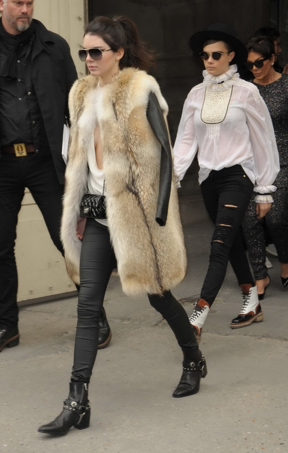 Kendall jenner senza reggiseno mostra un'enorme scollatura mentre lascia la sfilata di moda di Chanel
 #75170396