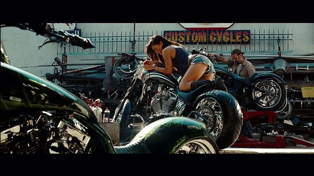 Megan fox catturato in momento upskirt in film e mostrando le sue tette
 #75335853