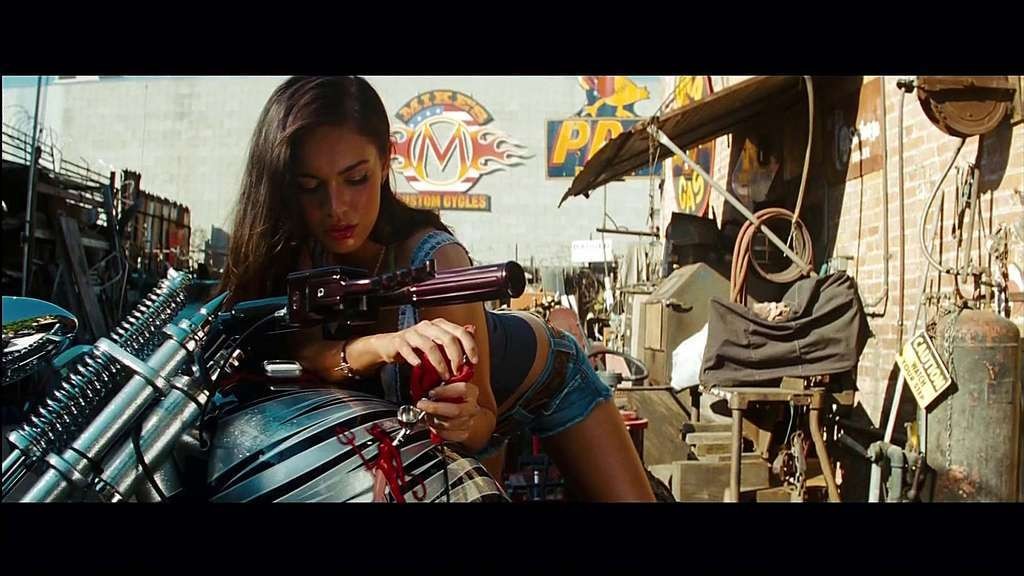 Megan fox prise en flagrant délit de mini-jupe dans un film et montrant ses seins.
 #75335855