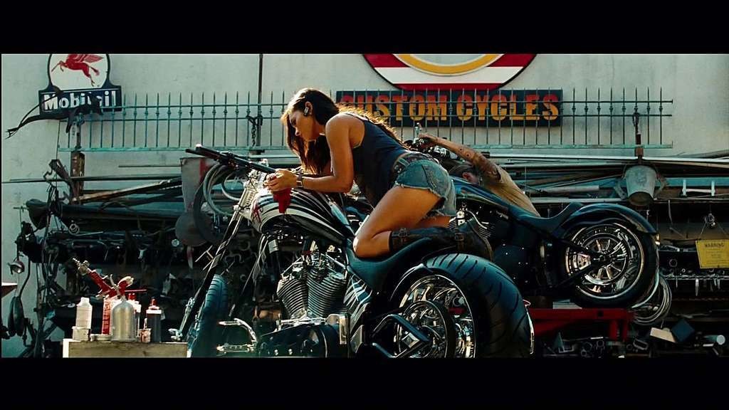 Megan fox prise en flagrant délit de mini-jupe dans un film et montrant ses seins.
 #75335859