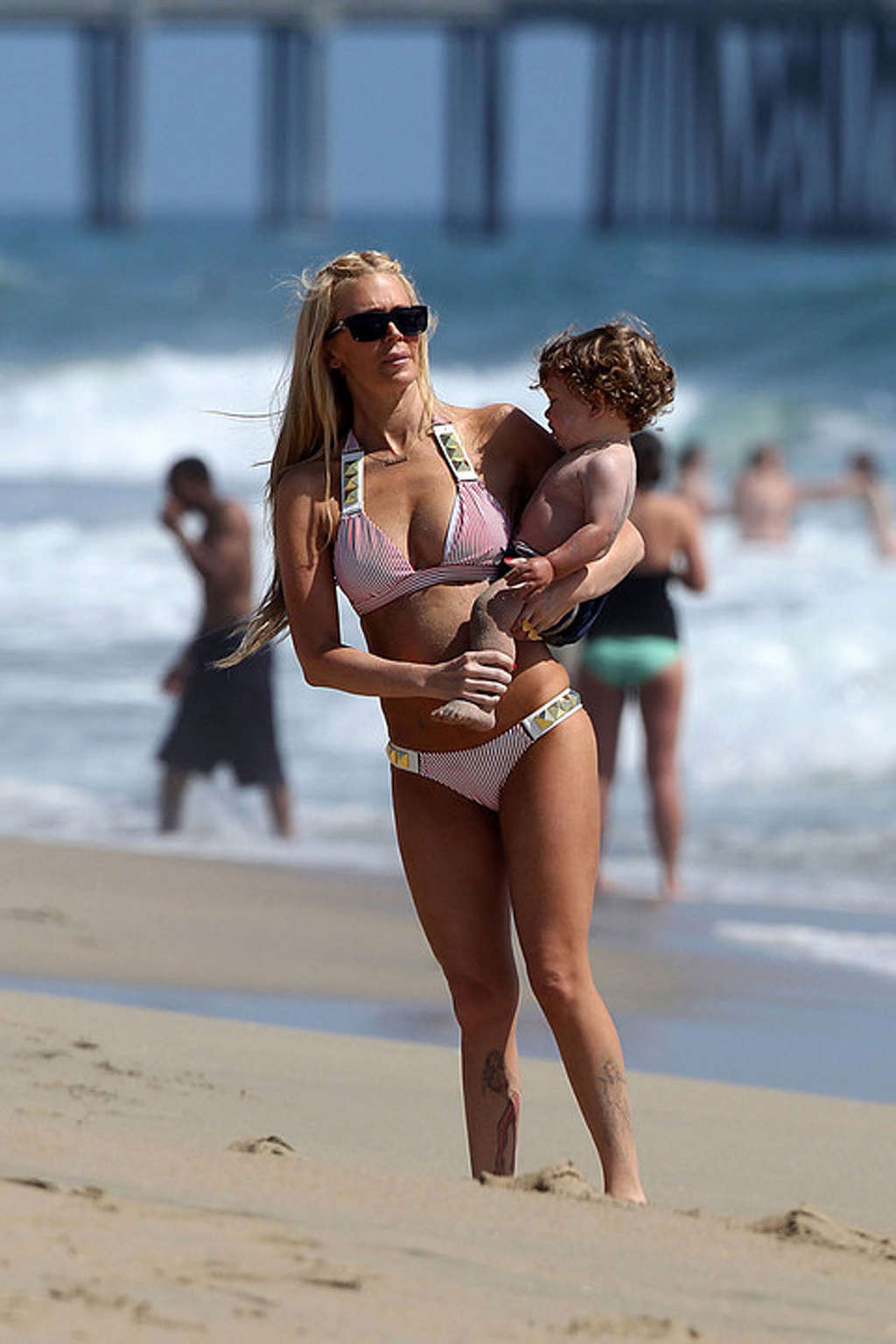 Jenna jameson exponiendo su cuerpo sexy y culo caliente en bikini
 #75349889