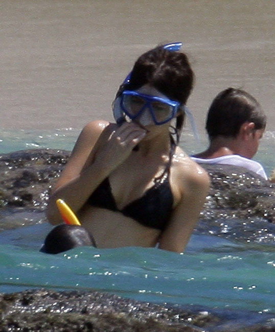 Kate Beckinsale caught in bikini snorkeling #75380004