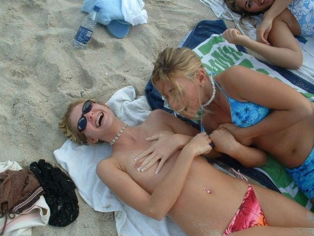 Geile Mädchen, die es lieben, in der Öffentlichkeit zu protzen
 #78882761