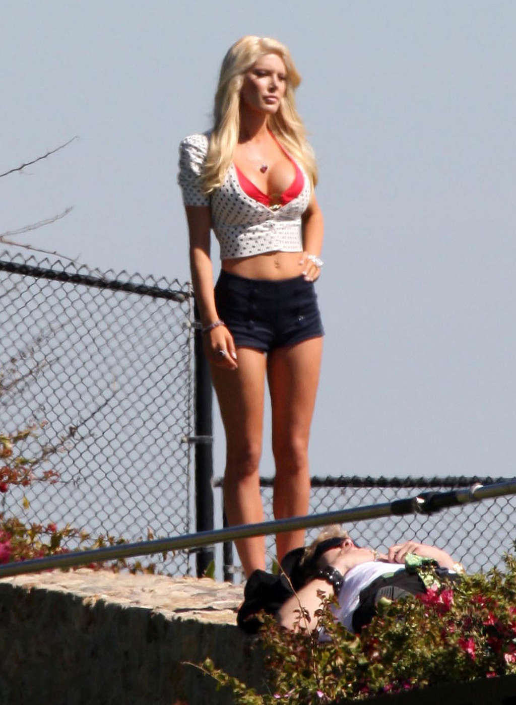 Heidi montag upskirt y muy leggy en falda paparazzi dispara
 #75355735