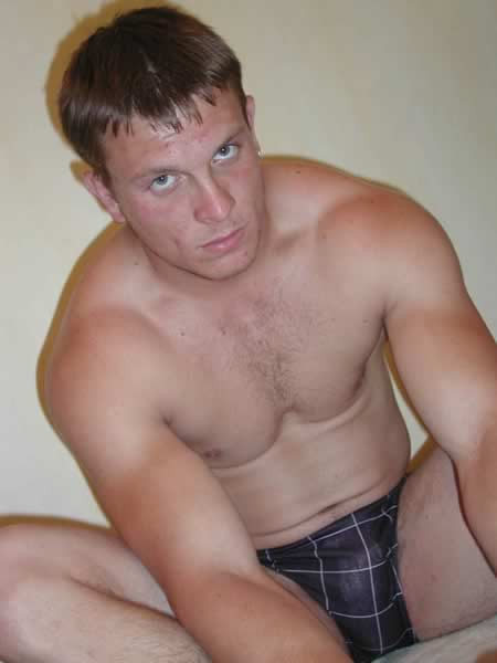 Muskulöser Amateur posiert nackt
 #77008163