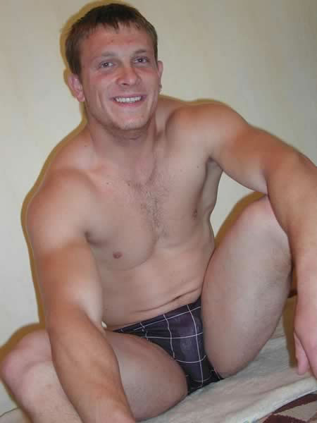 Muskulöser Amateur posiert nackt
 #77008167