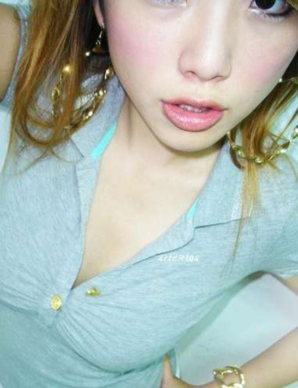 Piccole gfs giovani asiatiche in posa per la macchina fotografica
 #67222534