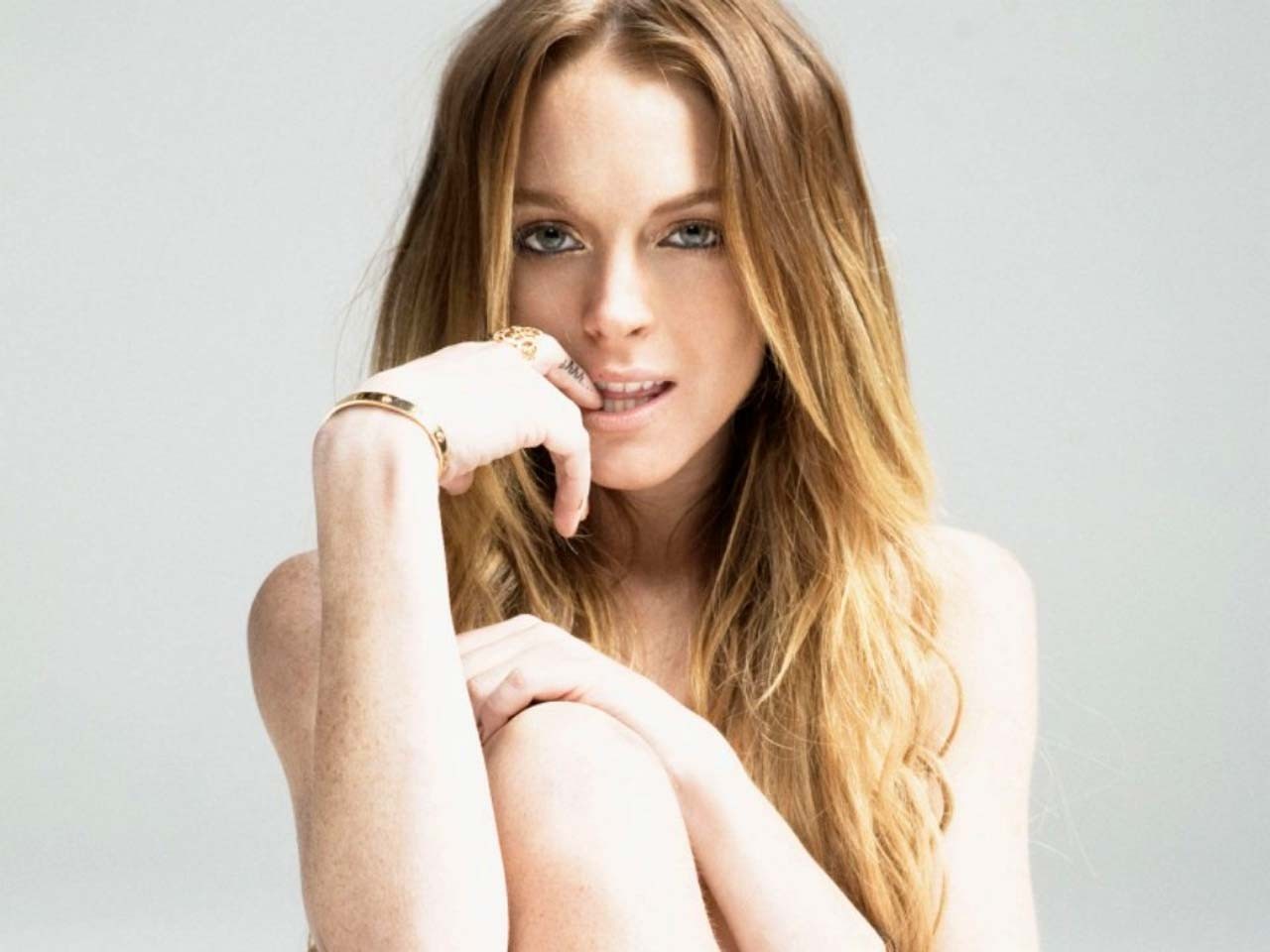 Lindsay Lohan in posa nuda e mostrando le sue tette enormi cazzo
 #75306196