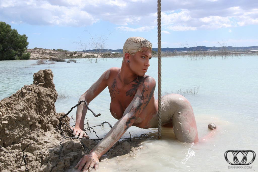 湖の中でポーズをとっているシーメールdani daniels
 #79148985