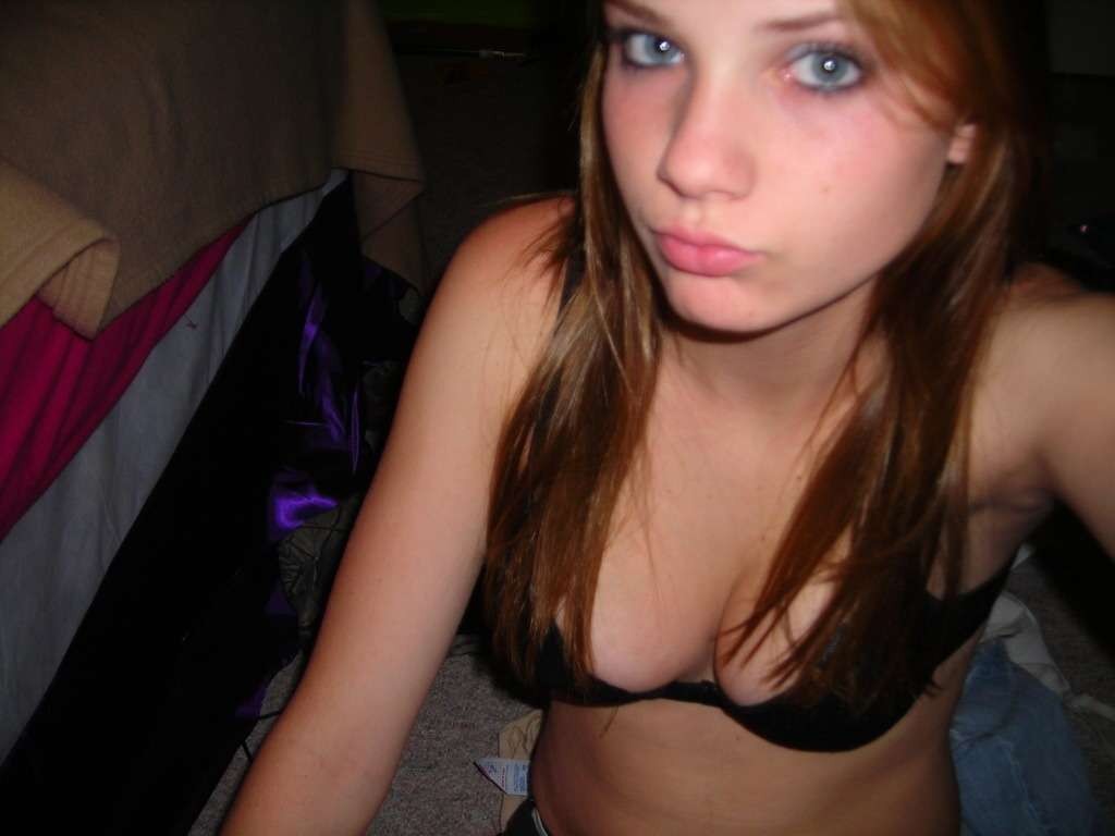 Bilder von einer blauäugigen Bikini-GF beim Selbst-Shooting
 #75707794