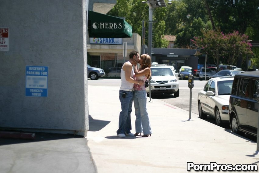 Une femme au foyer répugnante surprise en train d'embrasser un autre homme.
 #79367278