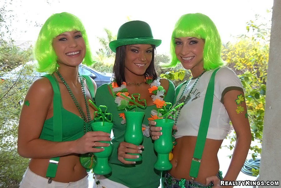 Increíble irlandés devi se reunió con las chicas para una fiesta de st pattys day en este super
 #76197382