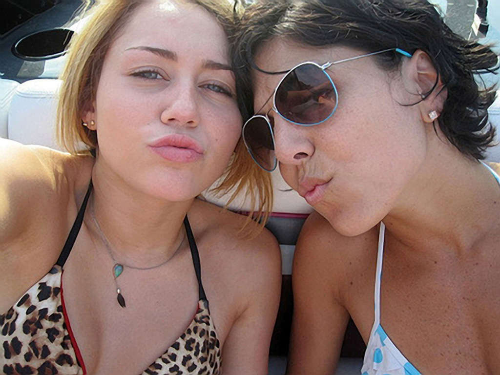 Miley cyrus follando sexy y caliente upskirt y lado tetas fotos
 #75328550