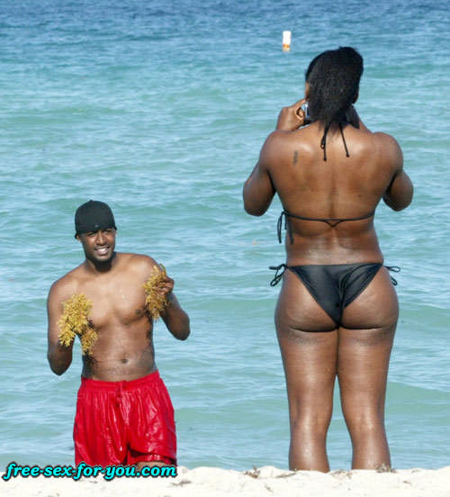 Serena Williams in black bikini on beach with her boyfriend #75433366