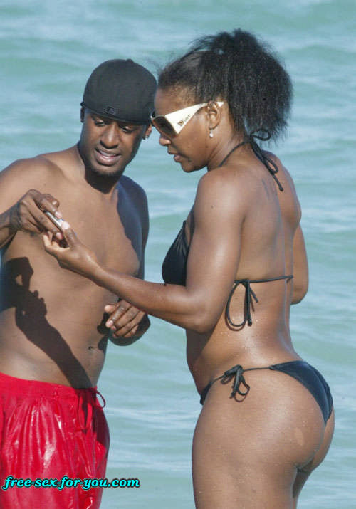 Serena Williams in black bikini on beach with her boyfriend #75433430