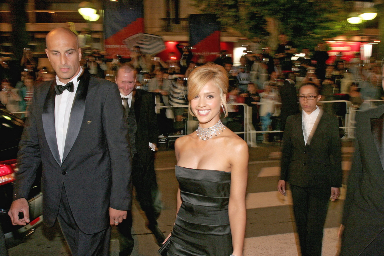 Jessica alba busty in abito senza spalline alla prima di Sin City a Cannes
 #75269881