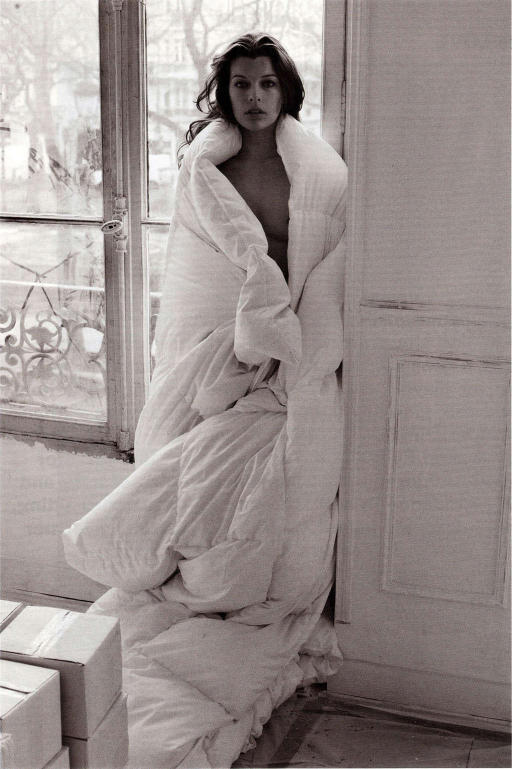 Milla jovovich mostrando sus bonitas tetas pequeñas y su coño peludo
 #75356619