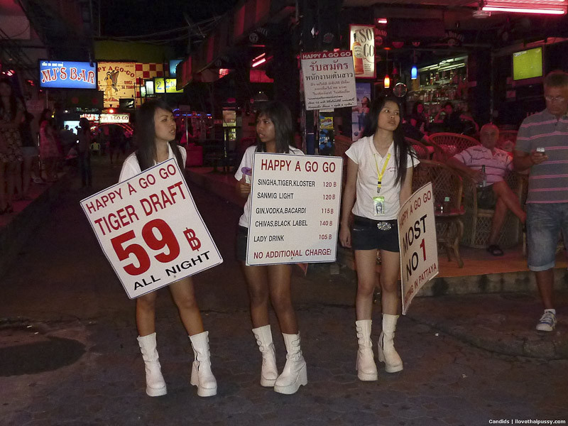 De vraies putes de rue de Bangkok payées pour baiser un touriste sexuel dégoûtant en Asie. #68237381