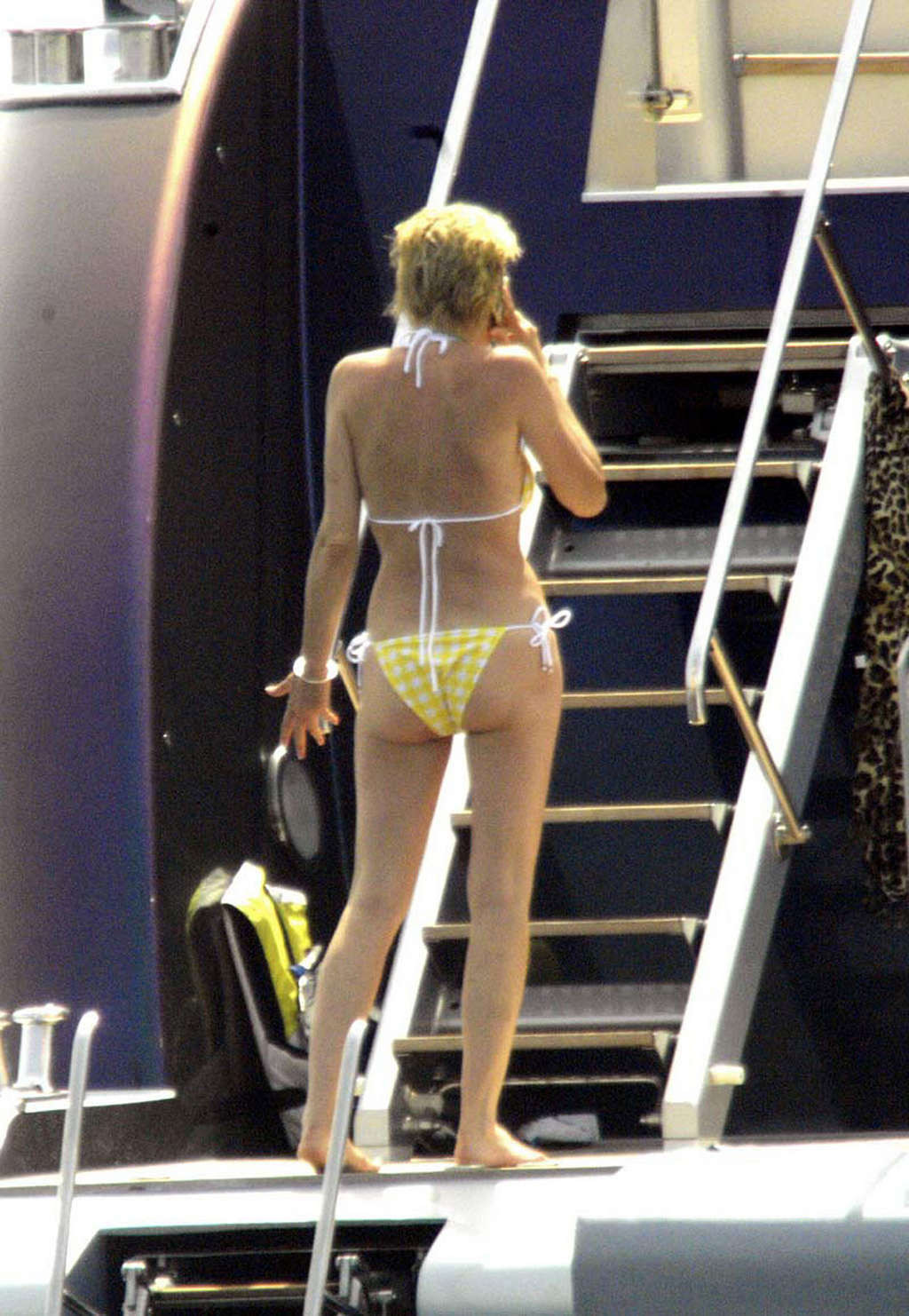 Sharon stone mostrando su dulce y sexy coño bajo la falda
 #75362585