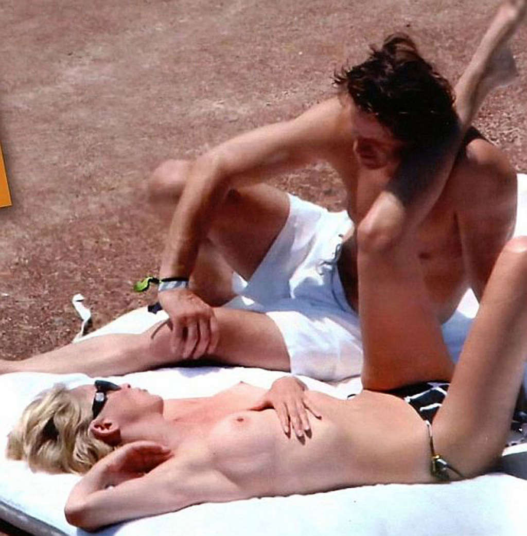 Sharon stone montre sa chatte douce et sexy sous une jupe
 #75362662