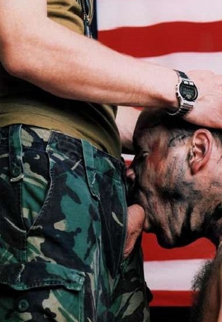 Deux hommes militaires fumant, posant, baisant et jouissant du visage.
 #76975562