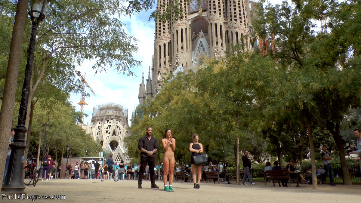 Barcelona ist eine Stadt der schwanzförmigen Gebäude. Mona Wales nimmt eine öffentliche Schande
 #70925964