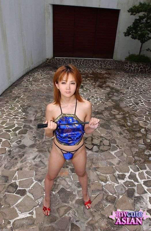 Sexy japonesa posando desnuda y mostrando su coño peludo mojado
 #69936905