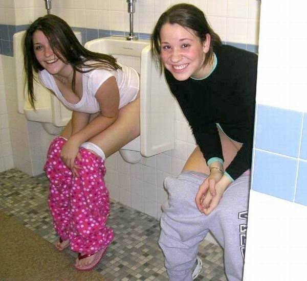 Une copine pisseuse baisée dans le trou du cul dans les toilettes
 #67170278