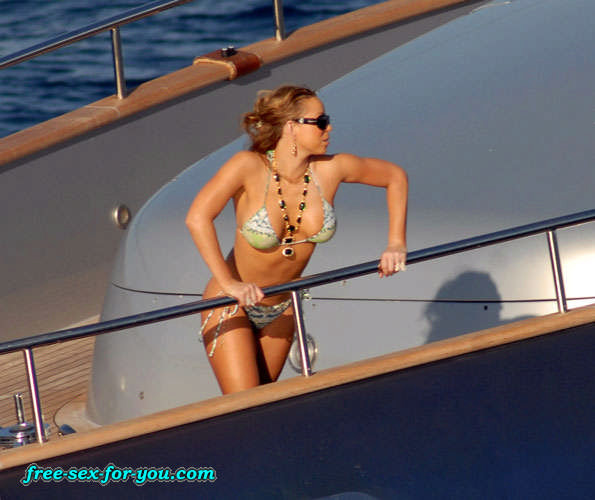 マライア・キャリーがヨットの上でスケスケのビキニを着てポーズをとるパパラッチ写真
 #75432178