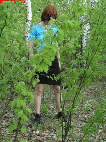 Amateur roux à lunettes pissant dans la forêt
 #78616967