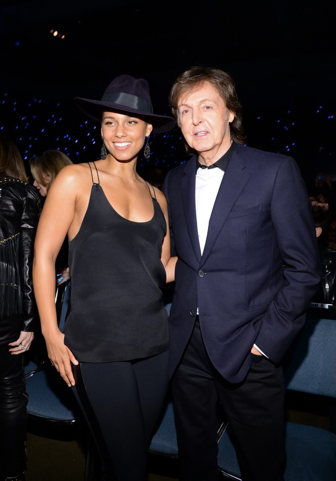Alicia keys sin sujetador con un top escotado para 'un saludo a los beatles' en los grammy 
 #75206101
