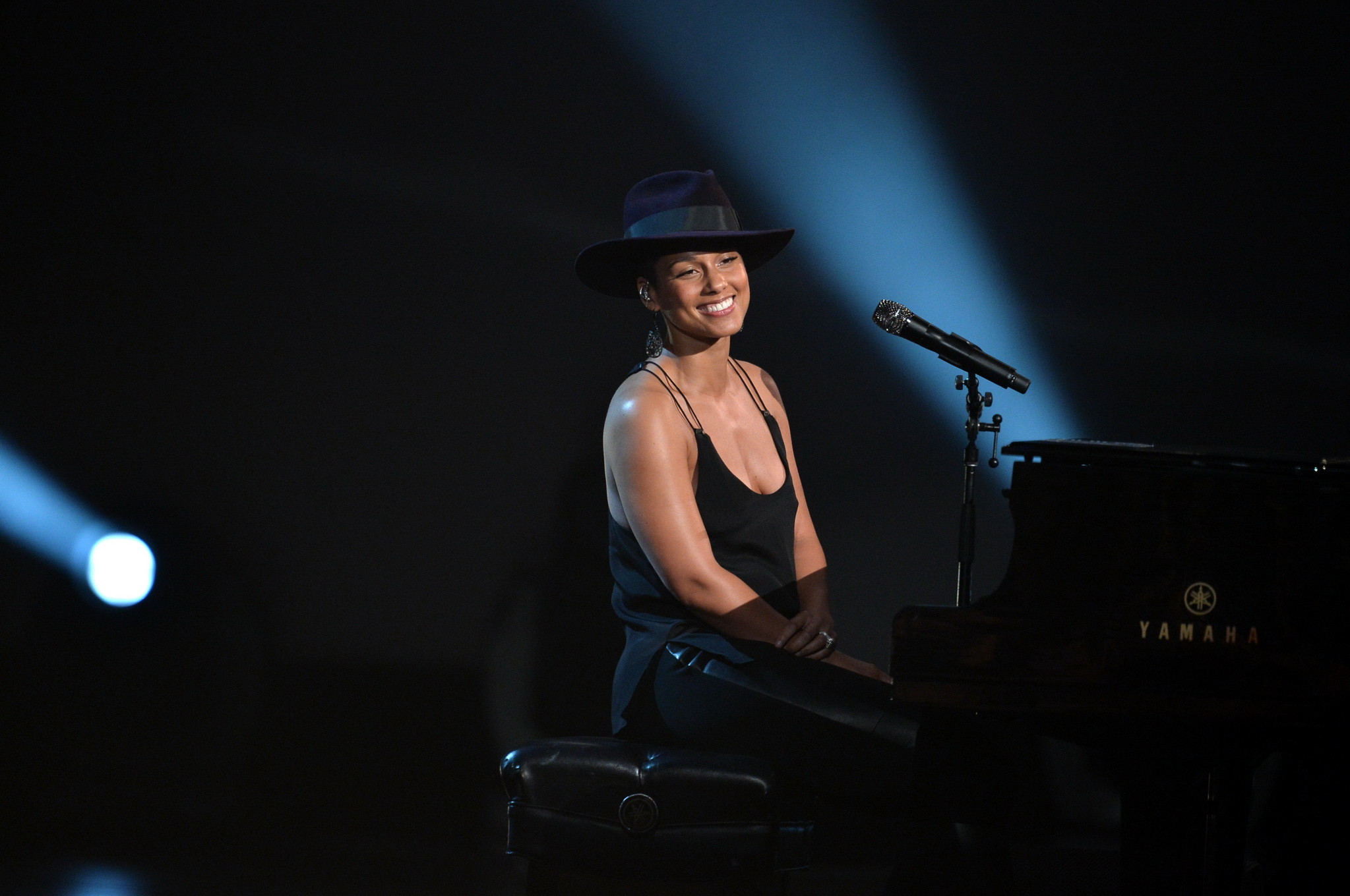 Alicia keys sin sujetador con un top escotado para 'un saludo a los beatles' en los grammy 
 #75206120