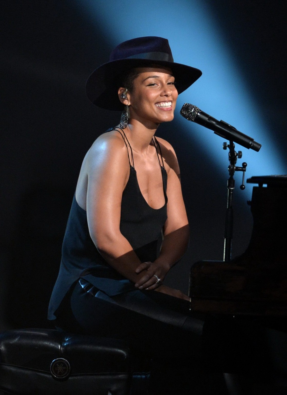 Alicia keys sin sujetador con un top escotado para 'un saludo a los beatles' en los grammy 
 #75206130