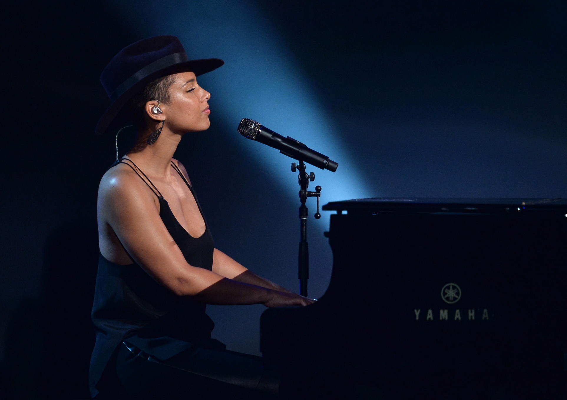 Alicia keys sin sujetador con un top escotado para 'un saludo a los beatles' en los grammy 
 #75206145