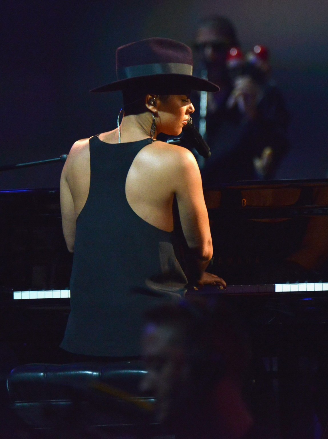 Alicia keys sin sujetador con un top escotado para 'un saludo a los beatles' en los grammy 
 #75206196