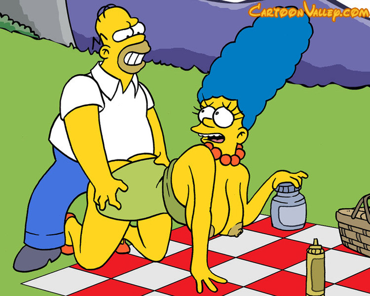 Marge sorprende a Homer en el trabajo con una cesta de comida, invitándolo a un picn
 #69384255