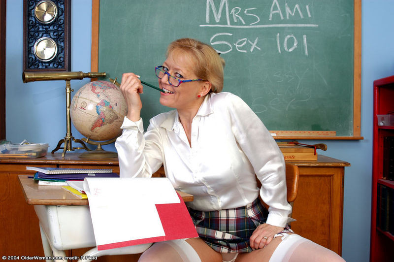 Profesora madura mostrando su coño en el aula
 #77255001