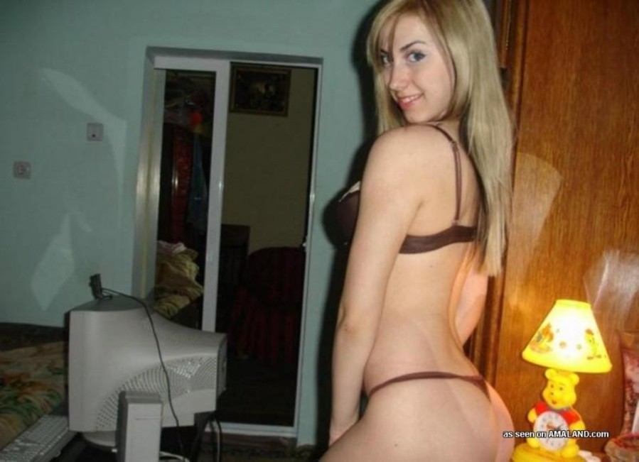 Galería de una nena sexy amateur desnudándose para su novio
 #67633509