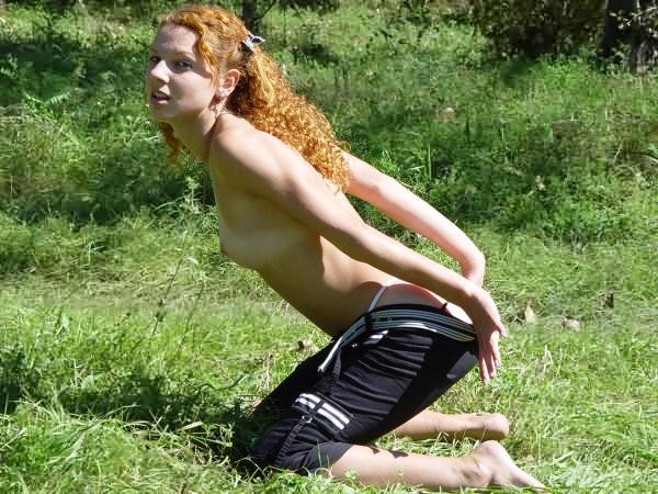 Linda pelirroja de culo desnudo jugando desnuda al aire libre
 #70659358