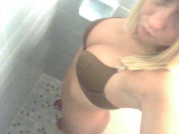 This chick loves to take pics of herself and send them to guys #68175665